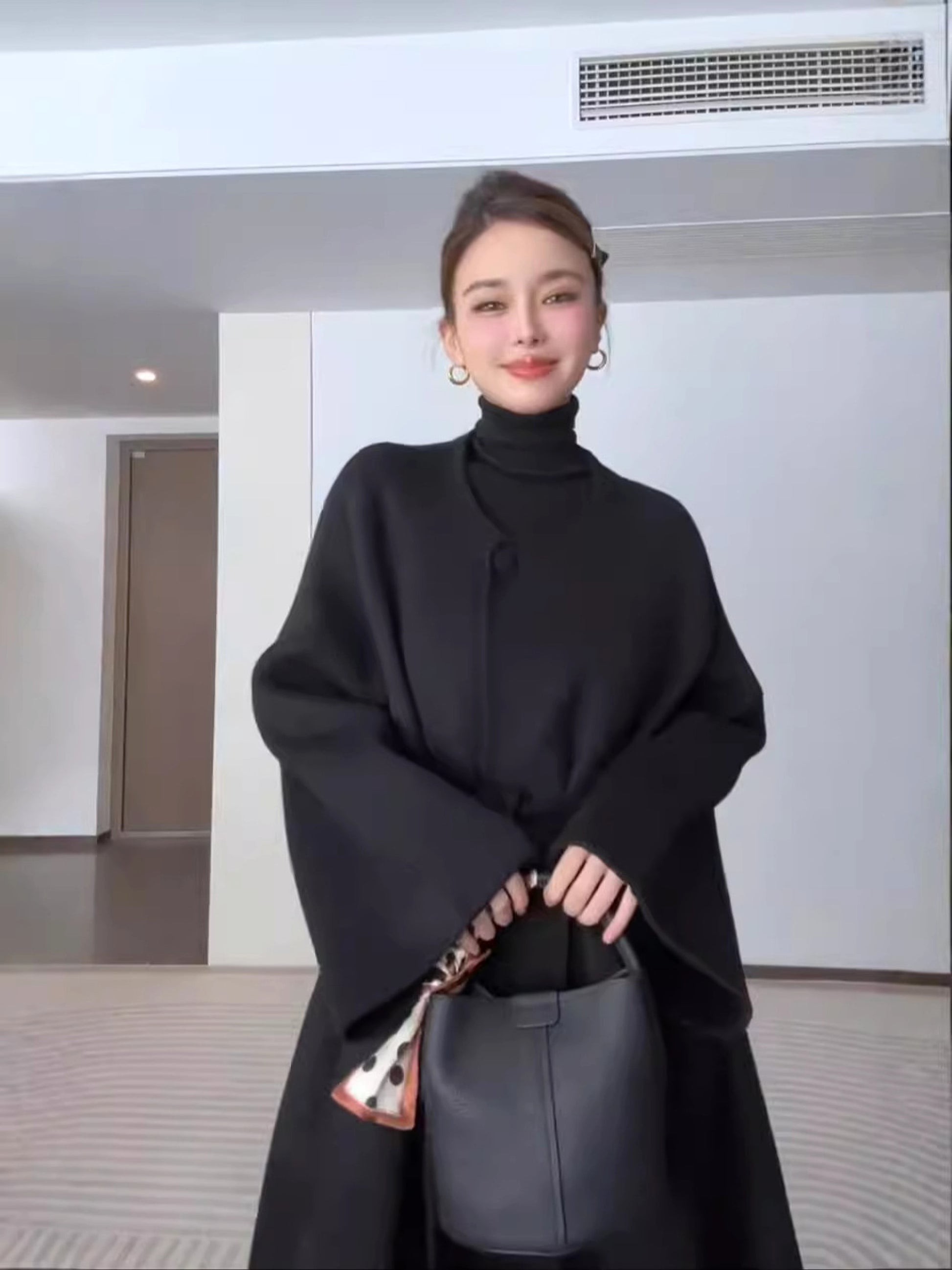 Women's Reversible Cashmere Coat – Elegant & Versatile Winter Style - enhanced image 3