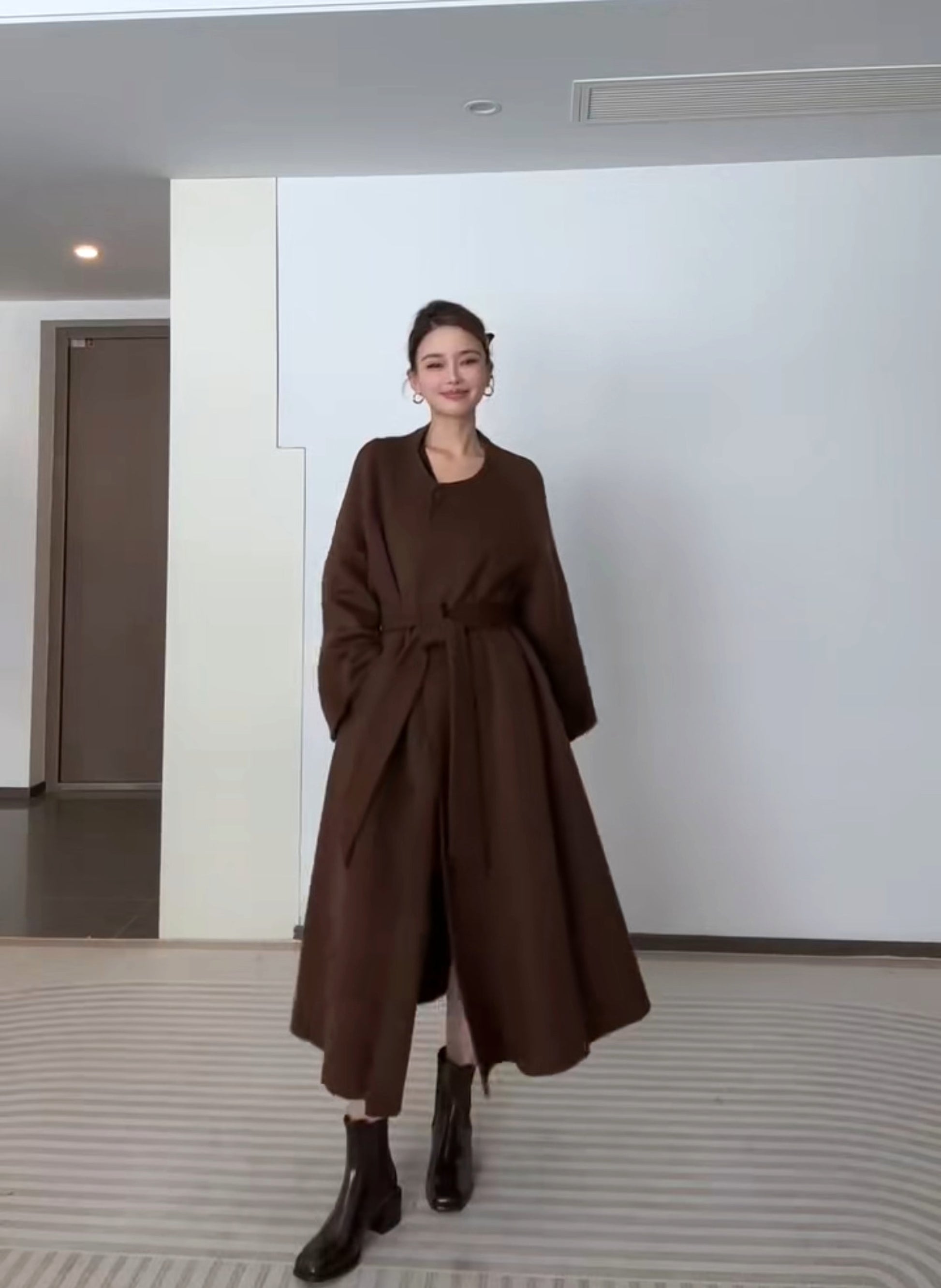 Women's Reversible Cashmere Coat – Elegant & Versatile Winter Style - enhanced image 5