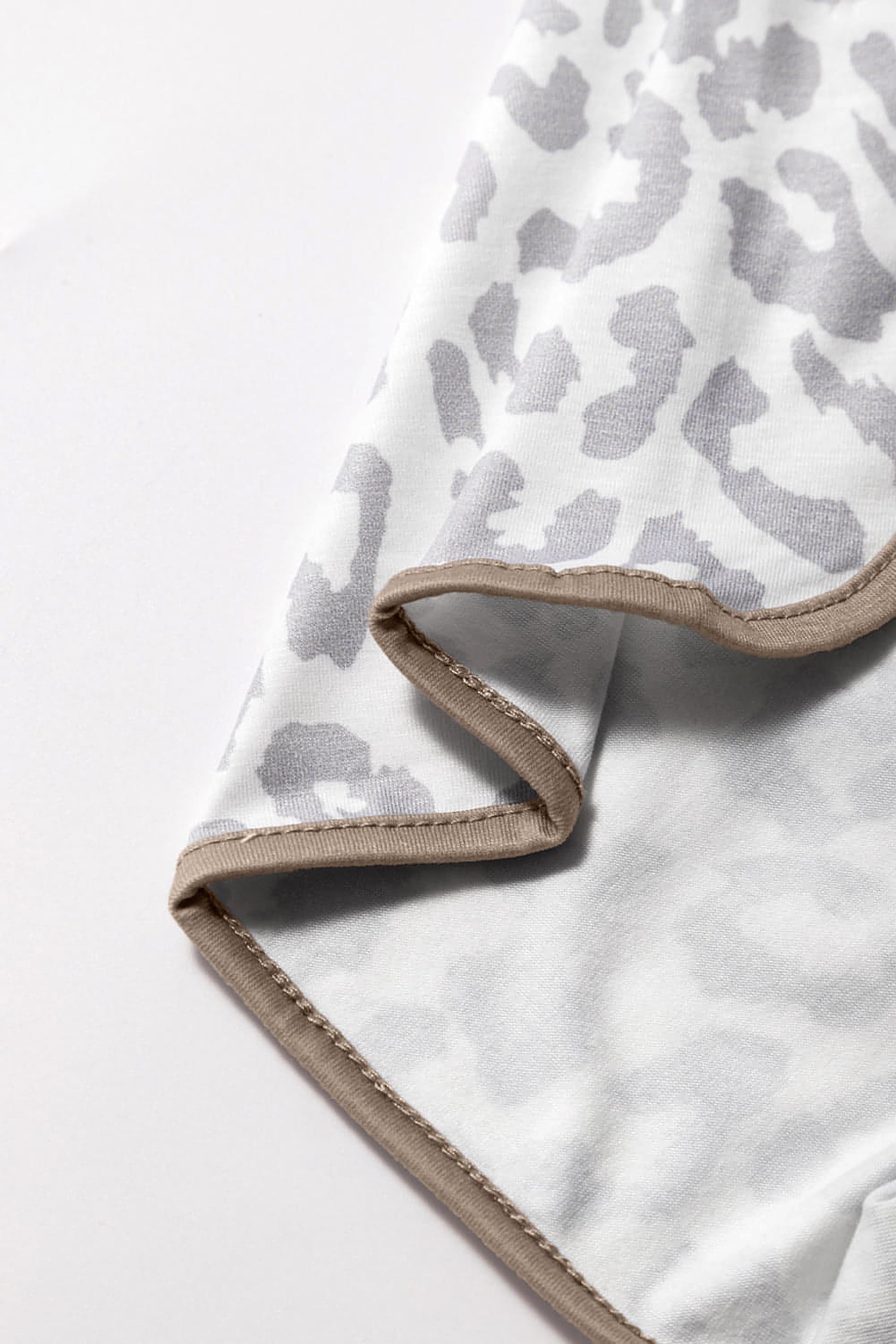 White Leopard Elastic Waist Lace up Contrast Trim Casual Shorts - enhanced image 9