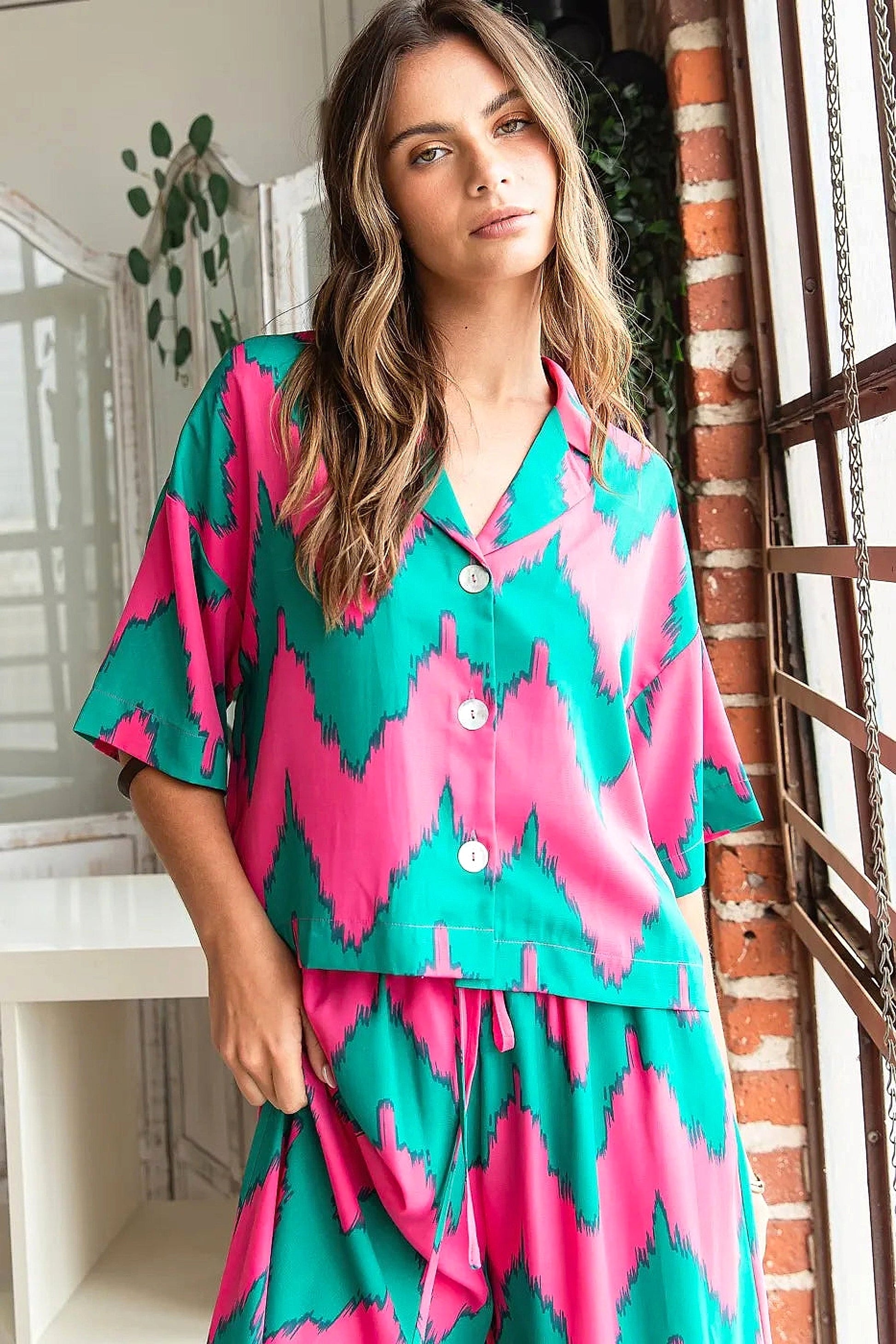 Mittoshop Chevron Print Short Sleeve Crop Shirt - enhanced image 11